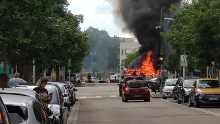 Un feu de voiture et de poubelles dans le quartier des Grésilles, à Dijon, le 15 juin 2020. (VINCENT LINDENEHER / MAXPPP)