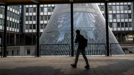 Un étudiant mlarche dans le campus de Jussieu. Photo d'illustration. (BRUNO LEVESQUE / MAXPPP)