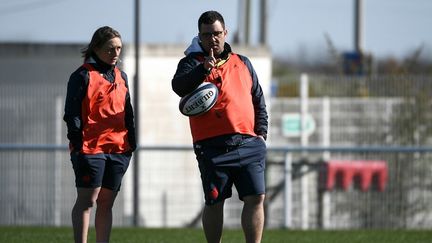 Gaëlle Mignot et David Ortiz, nouveaux sélectionneurs-entraîneurs du XV de France féminin, lors d'une séance d'entraînement, le 16 mars 2023 à Blagnac. (VALENTINE CHAPUIS / AFP)