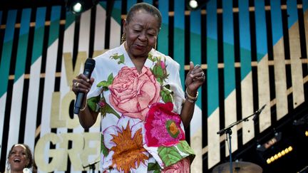 Calypso Rose esquisse quelques pas de danse devant une foule émerveillée. A 79 ans, la chanteuse est toujours capable de tenir une scène ! (JULES BOUDIER                       )