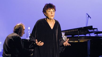 La chanteuse Anne Sylvestre lors d'une répétition à l'Auditorium Saint-Germain à Paris, le 4 novembre 2003 (photo d'illustration). (STEPHANE DE SAKUTIN / AFP)