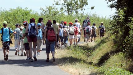 Une colonie de vacances en balade en juillet 2010. (REMY GABALDA / AFP)