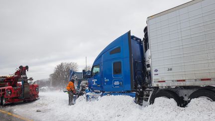 Un camion bloqué dans la neige dans le comté de Buffalo (New York), le 25 décembre 2022. (MAXPPP)