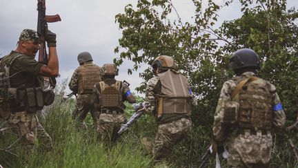 Des membres de l'armée ukrainienne s'entrainent près de Zaporijjia, le 15 juillet 2023. (ERCIN ERTURK / ANADOLU AGENCY / AFP)