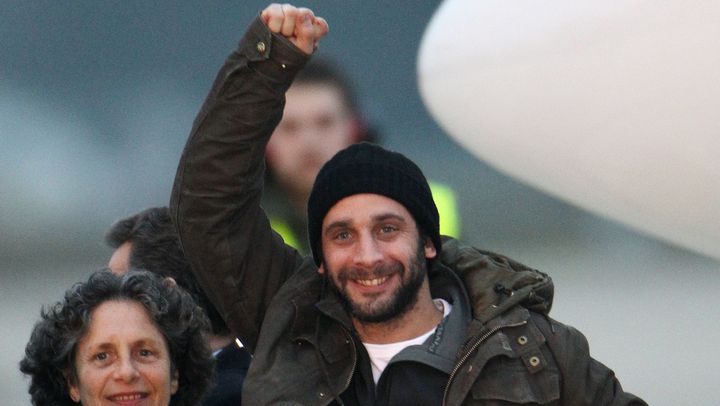 William Daniels, photographe fran&ccedil;ais, rapatri&eacute; de Syrie, le 2 mars 2012 &agrave; l'a&eacute;roport de Villacoublay. (JACQUES DEMARTHON / AFP)