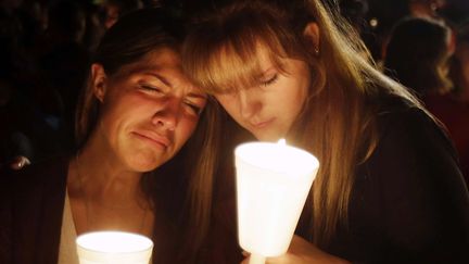 Deux jeunes filles se recueillent apr&egrave;s la tuerie de Roseburg (Oregon), le 1er octobre 2015. (RICH PEDRONCELLI / AP / SIPA)