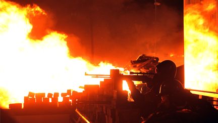 Les troupes anti&eacute;meute ukrainiennes ont lanc&eacute; un nouvel assaut mercredi 19 f&eacute;vrier, au petit matin, contre les manifestants r&eacute;unis sur la place Ma&iuml;den &agrave;&nbsp;Kiev. (GENYA SAVILOV / AFP)