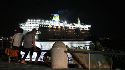 L'"Eleftherios Venizelos" a &eacute;t&eacute; sp&eacute;cialement affr&eacute;t&eacute; par le gouvernement grec pour les r&eacute;fugi&eacute;s syriens. D'abord centre d'enregistrement et dortoir flottant, le ferry a finalement pris la mer au bout de quelques jours en direction d'Ath&egrave;nes avec quelque 2 000 Syriens &agrave; son bord. (BENOIT ZAGDOUN / FRANCETV INFO)