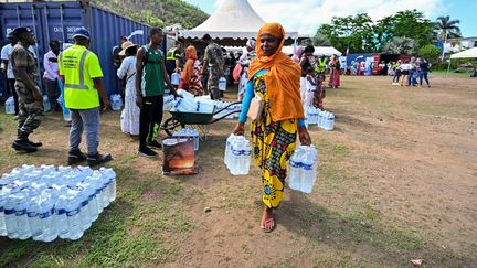 Le 8 décembre 2023, l'armée française distribue des bouteilles d'eau aux habitants de Mayotte, touchée par une sévère pénurie d'eau. (MIGUEL MEDINA / AFP)