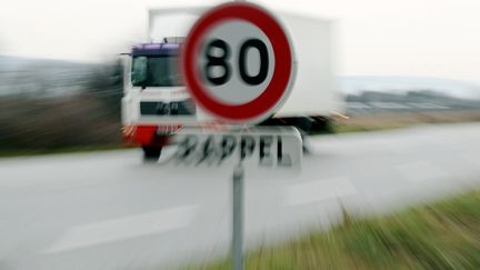 Un panneau de limitation de vitesse à 80 km/h en Rhône-Alpes. (STÉPHANE MARC / MAXPPP)