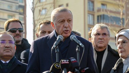 Le président turc Recep Tayyip Erdogan s'est adressé à la presse lors de sa visite, le 11 février 2023, de la ville de Diyarbakir, dans le sud-est de la Turquie, cinq jours après le tremblement de terre qui a frappé la région. (ILYAS AKENGIN / AFP)