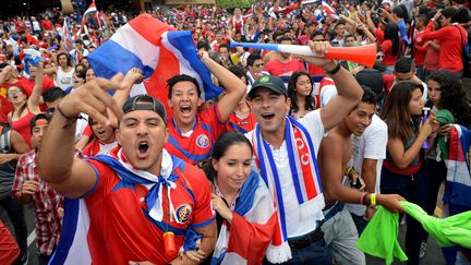 Des supporters costaricains c&eacute;l&egrave;brent &agrave; San Jose la victoire de leur &eacute;quipe nationale contre la Gr&egrave;ce&nbsp;en huiti&egrave;mes de finale, le 29 juin. (EZEQUIEL BECERRA / AFP)