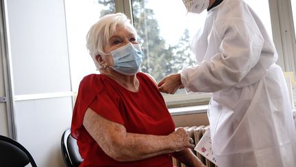 La chanteuse et comédienne Line Renaud se fait vacciner contre le coronavirus le 18 janvier dans sa ville de Rueil-Malmaison (Yvelines). (CHRISTOPHE ARCHAMBAULT / AFP)