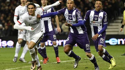 Edinson Cavani, l'attaquant uruguayen du Paris Saint-Germain, à la lutte avec le défenseur toulousain Marcel Tisserand.  (PASCAL PAVANI / AFP)