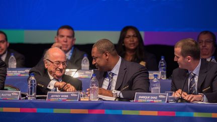 Jeffrey Webb avec l'ancien président de la Fifa Sepp Blatter (DAVID LEAH / MEXSPORT)