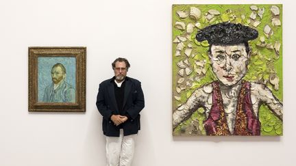 Julian Schnabel au musée d'Orsay en 2018, entre l'autoportrait de Vincent Van Gogh et une de ses oeuvres. (PHOTO SOPHIE CREPY BOEGLY)