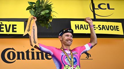 Magnus Cort Nielsen, vainqueur de la dixième étape du Tour de France, sur le podium à Megève, mardi 12 juillet. (ANNE-CHRISTINE POUJOULAT / AFP)