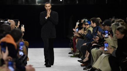 Olivier Rousteing  lors de la Fashion Week de Paris, le 1er mars 2023. (JULIEN DE ROSA / AFP)