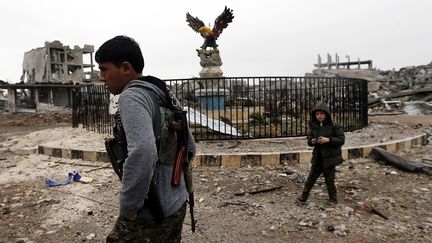 Des soldats kurdes, non loin de la frontière turque, le 30 janvier 2015. (MAXPPP)