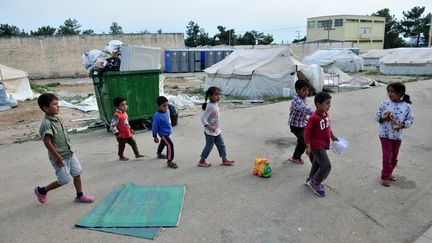 Des enfants jouent dans le camp&nbsp;de réfugiés de Diavata, dans le nord de la Grèce, le 23 août 2016. (SAKIS MITROLIDIS / AFP)