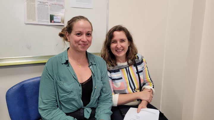 Elodie Gevrey (à gauche) et Aude Paul (à droite) définissent ces séances comme des "cadres rassurants, où les lycéens peuvent poser toutes leurs questions et parler librement." (THOMAS GIRAUDEAU / FRANCEINFO)