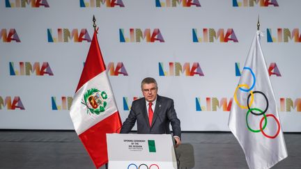 Thomas Bach, le président du Comité international olympique, doit voter avec les autres membres du CIO mercredi 13 septembre, à Lima au Pérou, pour attribuer les Jeux olympiques de 2024 et 2028. (FABRICE COFFRINI / AFP)