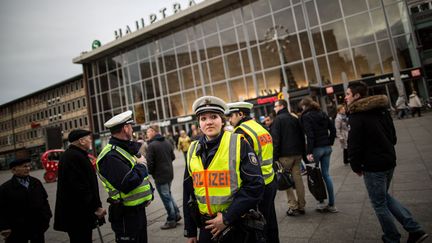 Des agents de police surveillent le parvis de la gare centrale, à Cologne (Allemagne), le 10 janvier 2016. (MAJA HITIJ / DPA / AFP)