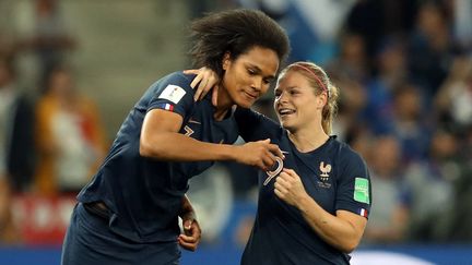 Wendie Renard et Eugénie Le Sommer avec l'équipe de France à l'occasion d'un match de Coupe du monde contre la Norvège, le 12 juin 2019, à Nice. (VALERY HACHE / AFP)