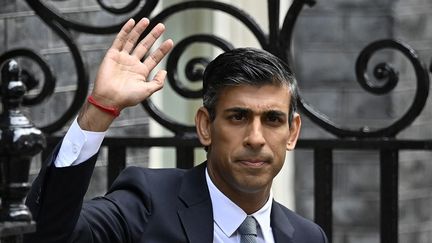 Le nouveau chef du gouvernement&nbsp;britannique Rishi Sunak devant la porte du 10 Downing Street, dans le centre de Londres, le 25 octobre 2022, après avoir prononcé son premier discours en tant que Premier ministre. (JUSTIN TALLIS / AFP)