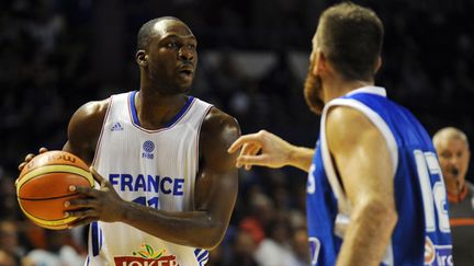 Le joueur français Florent Piétrus face à la défense grecque (GAIZKA IROZ / AFP)