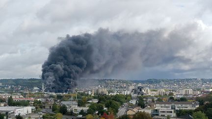 Photo prise le 26 septembre 2019 au Grand-Quevilly, la fumée s'échappe de l'usine Lubrizol classée Seveso en feu à Rouen&nbsp;(Seine-Maritime). (LOU BENOIST / AFP)