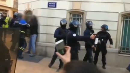 Capture d'écran d'un sujet de France 2 montrant un policier en train de frapper au visage un homme, en marge de la mobilisation des "gilets jaunes", le 5 janvier 2019, à Toulon (Var).&nbsp; (FRANCE 2)