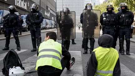 Des manifestants "gilets jaunes" face à des policiers anti-émeutes, dans le quartier de Montparnasse, avant le début des manifestations du 1er mai à Paris le 1er mai 2019. (ZAKARIA ABDELKAFI / AFP)