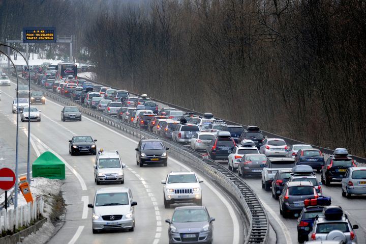 Trafic charg&eacute; sur la N90, autoroute entre Albertville et Mo&ucirc;tiers, le 14 f&eacute;vrier 2015. (JEAN-PIERRE CLATOT / AFP)