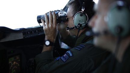 Un militaire n&eacute;o-z&eacute;landais survole l'oc&eacute;an Indien &agrave; la recherche de d&eacute;bris du Boeing 777 de Malaysia Airlines, le 29 mars 2014. (JASON REED / AFP)