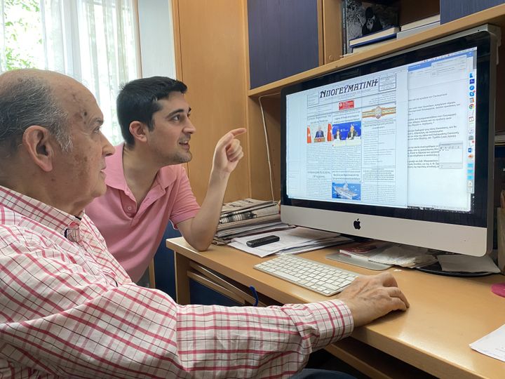 Mihail Vasiliadis et son fils Minas, corédacteurs en chef du journal "Apoyevmatini", le 1er septembre, à Istanbul (Turquie). (RAPHAEL GODET / FRANCEINFO)