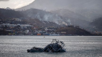 Un bateau coulé est photographié au large de Mamoudzou, à Mayotte, après le passage du cyclone Chido, le 17 décembre 2024. (DIMITAR DILKOFF / AFP)