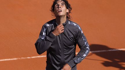 L'Espagnol Rafael Nadal enfile sa veste apr&egrave;s sa victoire face &agrave; l'Italien Simone Bolelli au premier tour du tournoi de Roland Garros &agrave; Paris, le 29 mai 2012. (PATRICK KOVARIK / AFP)