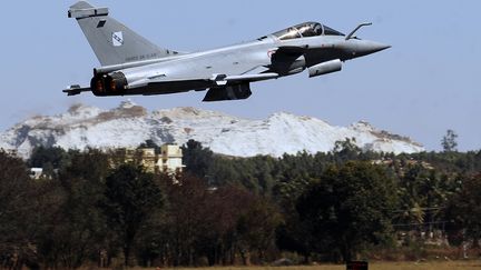 Un Rafale lors de l'inauguration du salon a&eacute;ronautique Aero India 2011 sur&nbsp;une base militaire de Bangalore (Inde), le 9 f&eacute;vrier 2011.&nbsp; (DIBYANGSHU SARKAR / AFP)