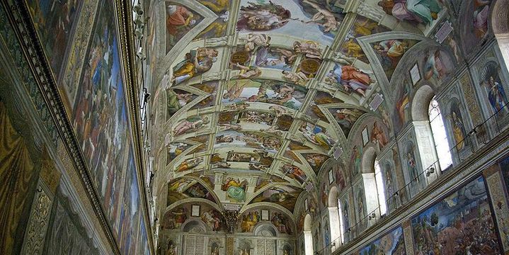 Le plafond de la Chapelle Sixtine peint par Michel-Ange fait courir les touristes du monde entier. (DR)