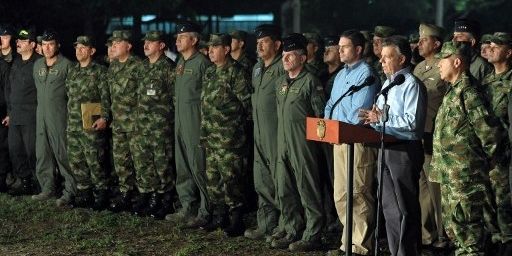 Le président colombien (2e à droite) à la base militaire de Tolemaida, en Colombie, le 6 Septembre 2012. Juan Manuel Santos évoque les pourparlers de paix avec les FARC devant plus de cent officiers qui les ont soutenus. (AFP PHOTO / PRESIDENCIA / FELIPE ARIZA)