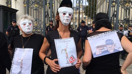 À Paris, une dizaine de femmes de policier se sont réunis, vendredi 16 août, devant le ministère de l'Intérieur, pour dénoncer la vague de suicides qui touchent les forces de l'ordre. (DAVID DI GIACOMO / FRANCEINFO)