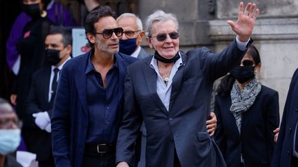 Anthony Delon et son père, l'acteur Alain Delon, lors des obsèques de Jean-Paul Belmondo à Paris, le 10 septembre 2021. (THOMAS SAMSON / AFP)