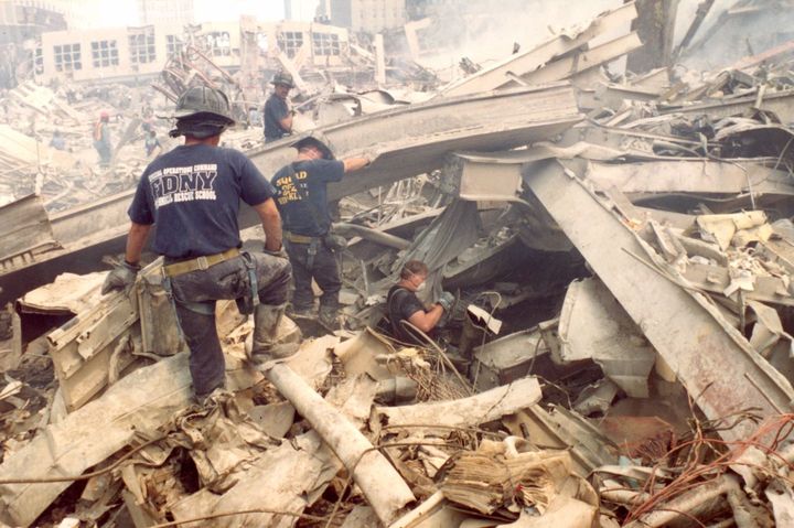 Une photo non datée des&nbsp;pompiers fouillant les décombres du World Trade Center, à New York (Etats-Unis). (COLLECTION 9/11 MEMORIAL & MUSEUM / ROBERTO RABANNE ARCHIVE)