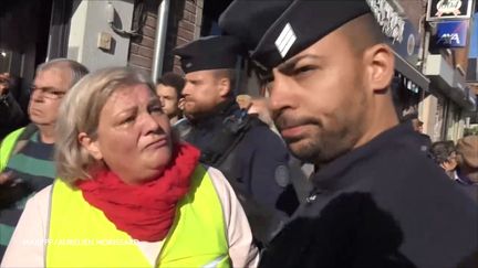 Quelques manifestants ont rejoint la mairie d'Albert, avant l'arrivée d'Emmanuel Macron et de Theresa May. (GILLES GALLINARO / RADIO FRANCE)