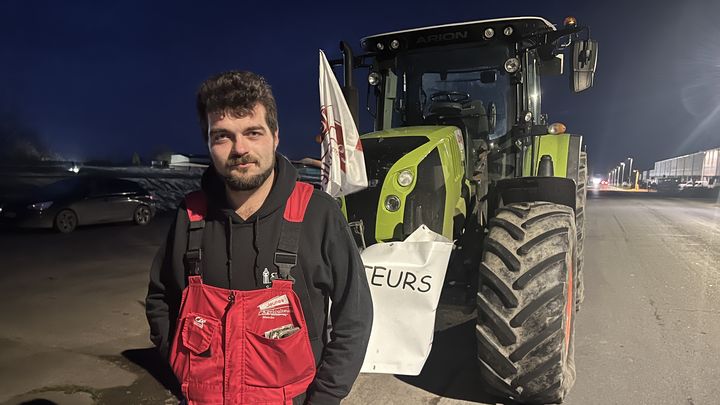 Nicolas Legrand, salarié d'une exploitation laitière, près de l'usine Lactalis d'Isigny-le-Buat (Manche), le 29 janvier 2024. (ROBIN PRUDENT / FRANCEINFO)