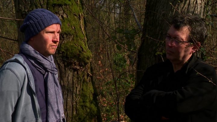 Guillaume Maidatchevsky (à gauche), coscénariste du&nbsp;Botaniste&nbsp;et le romancier Jean-Luc Bizien (à droite). (S. Lemaire / France Télévisions)