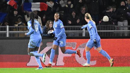 Marie-Antoinette Katoto (au centre), félicitée par Griedge Mbock et Amandine Henry, après son but contre l'Autriche, le 1er décembre 2023 en Ligue des nations. (DAMIEN MEYER / AFP)