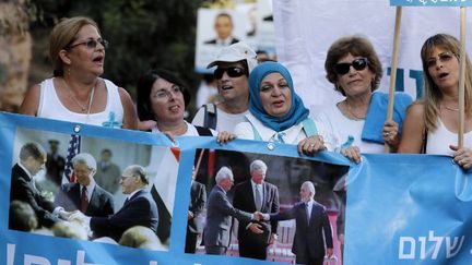 Des centaines d'activistes, juives, chrétiennes, musulmanes et athées du mouvement Women Wage Peace (des femmes construisent la paix) manifestant devant le parlement israélien à Jérusalem, le 31 octobre 2016. Elles demandent «aux dirigeants palestiniens et israéliens d'avoir le courage pour une paix possible». (THOMAS COEX/AFP)