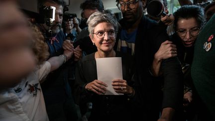 Sandrine Rousseau se tient au milieu de ses soutiens, le 28 septembre 2021, à Pantin (Seine-Saint-Denis). (ISA HARSIN/SIPA)